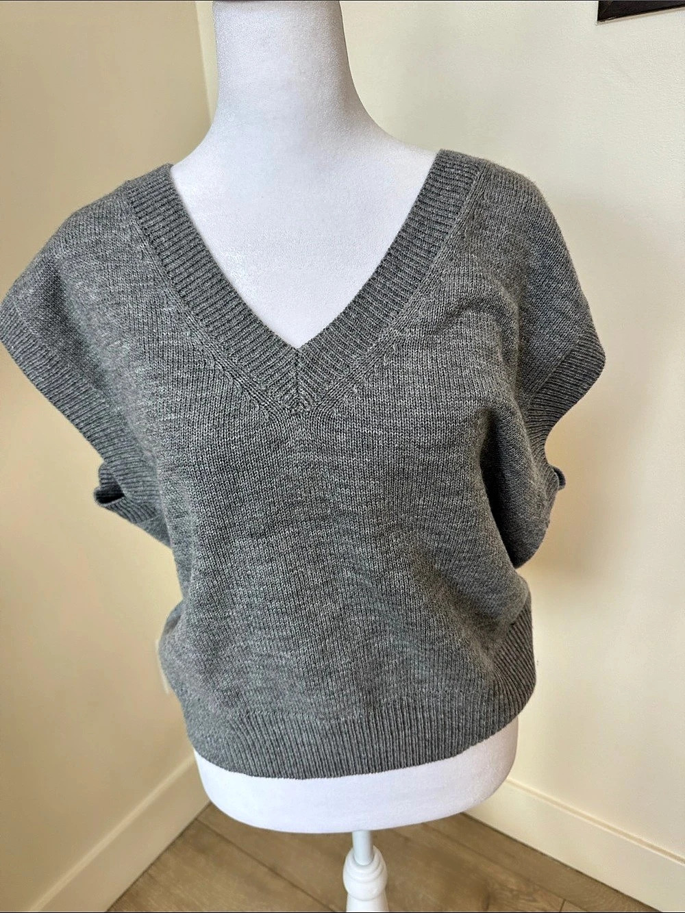 OAK + FORT Gray V-Neck Sweater Size Medium Like New